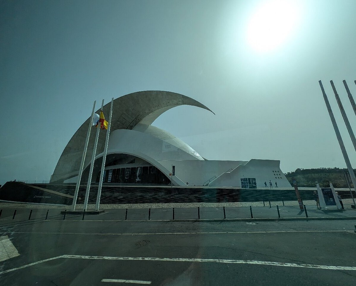 Auditorio de Tenerife – modernā arhitektūra skaidrā dienā futūristiskā stila ceļojumā