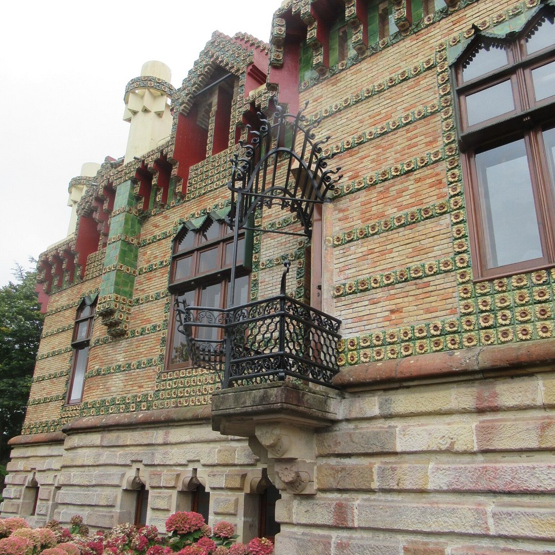 El Capricho de Gaudí Komiljās, Kantabrijā – unikāla arhitektūra Vanilla Travel ekskursijā