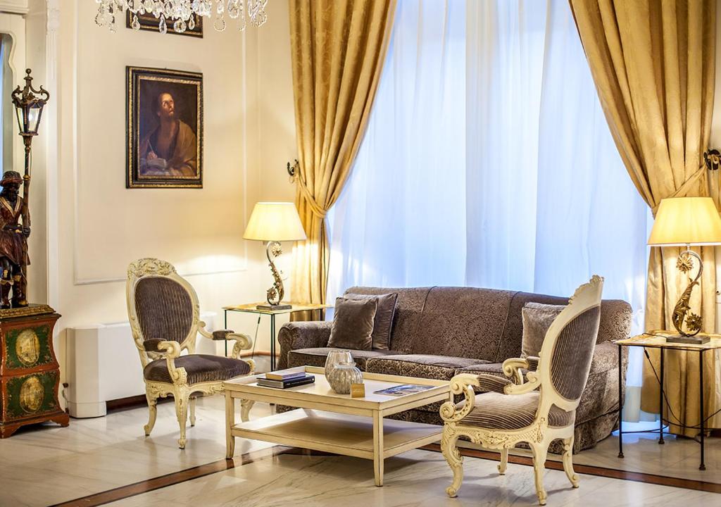 Eleganta viesistaba ar greznu dīvānu, dekoratīvām mēbelēm un gaismas ķermeņiem. Interjers izceļas ar klasiskajiem elementiem un siltām krāsām.