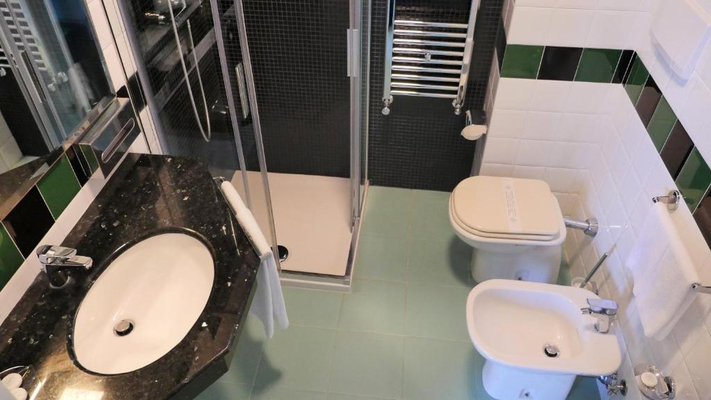 Rada Siri Hotel vannas istaba ar modernu aprīkojumu