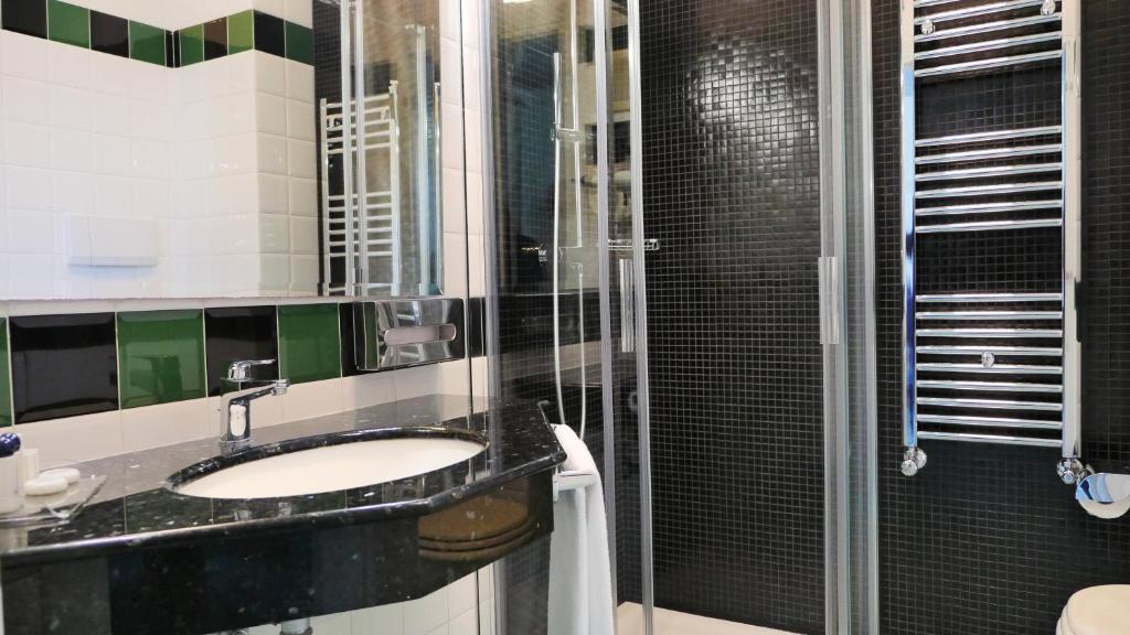 Vannas istaba ar modernu dušu Rada Siri Hotel