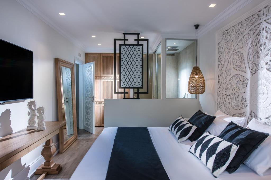 Mūsdienīga guļamistaba ar elegantu dekoru, izsmalcinātu gaismas spuldzi un stilīgu mēbeļu komplektu. Sienā ir grezna, izgriezta apdare, kas piešķir telpai unikālu raksturu.