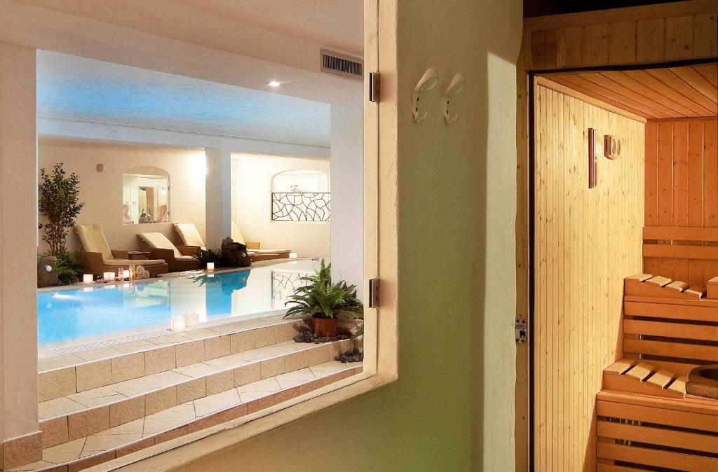 Luksusa spa vidus ar baseinu un saunu, kas aicina uz relaksāciju un labsajūtu. Eleganta un mūsdienīga vide, ideāla atpūtai.