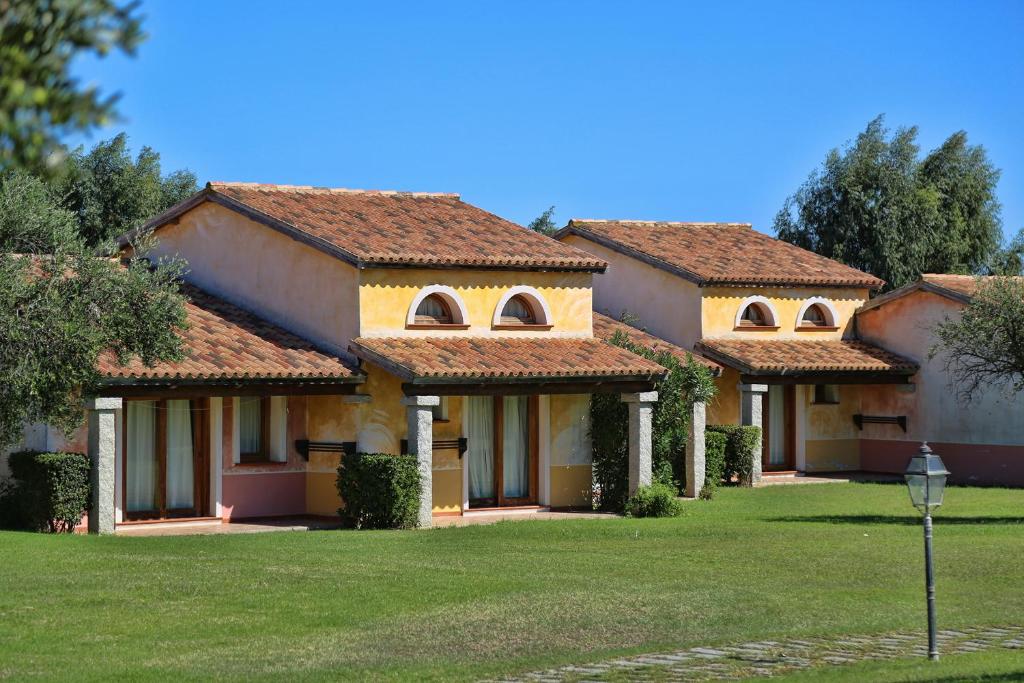 Mājas ar flīžu jumtiem un dārzu, kas atrodas zaļā apkārtnē, piedāvā mierīgu dzīves vidi. Ideāla vieta atpūtai un relaksācijai.