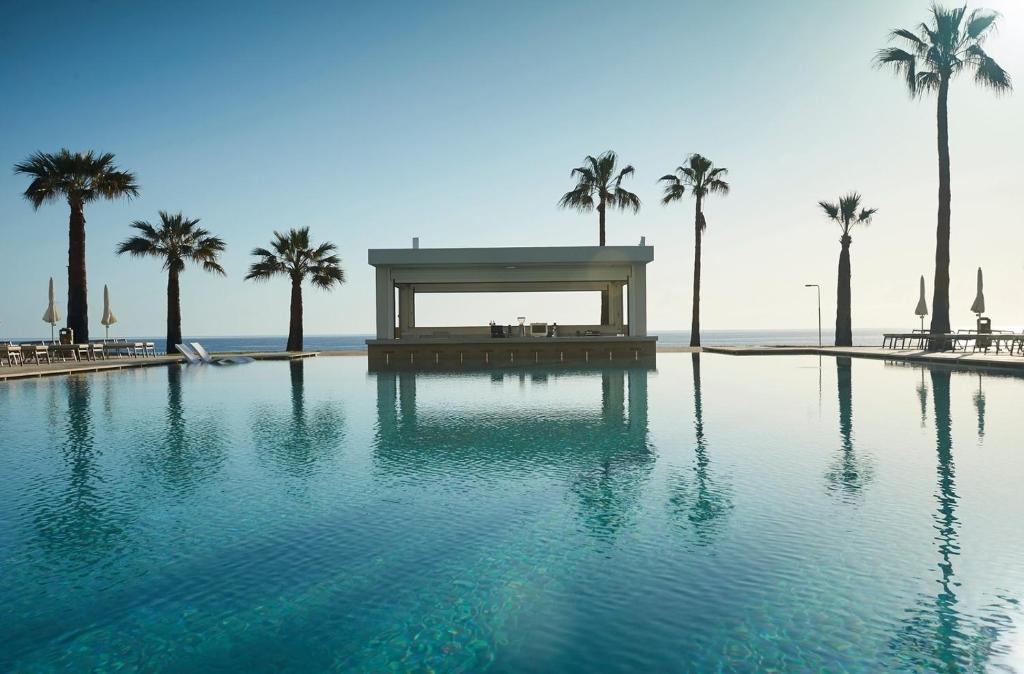 Sunrise Jade baseins ar skatu uz jūru