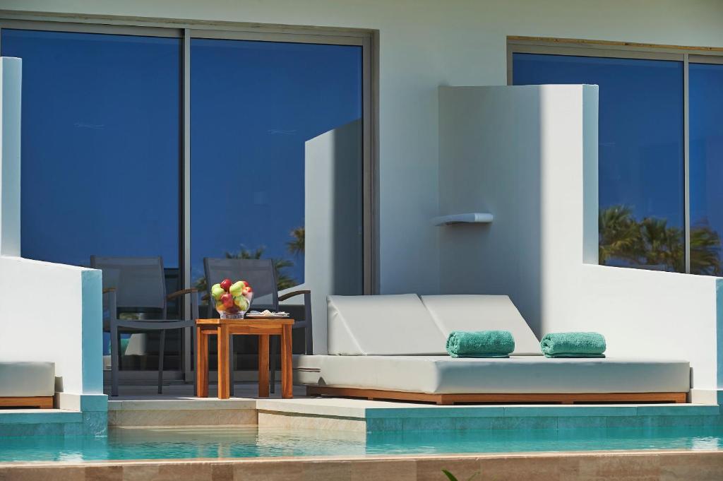 Sunrise Jade pie baseina atpūtas zona ar sauļošanās krēsliem