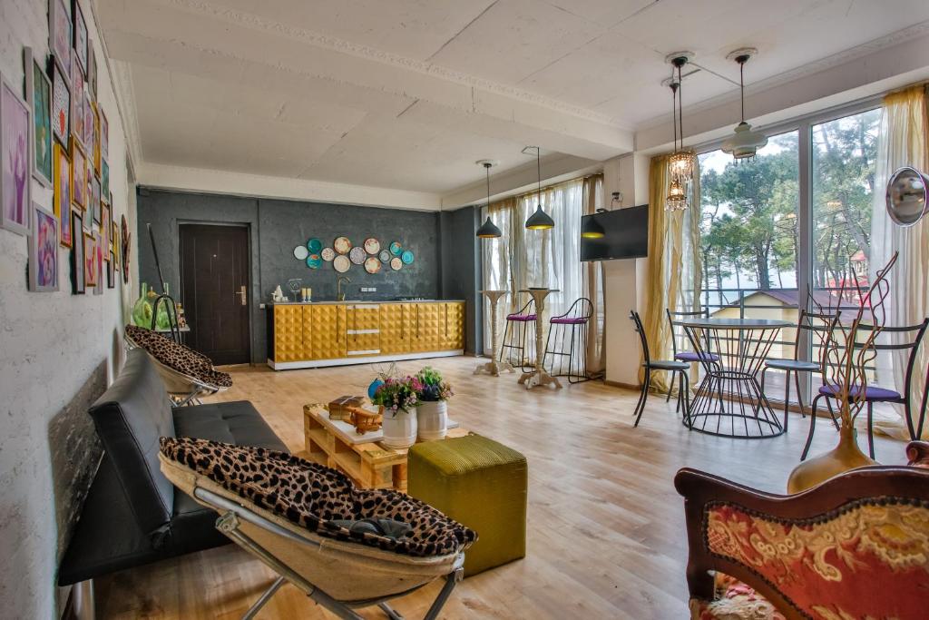 Mūsdienīgs un stilīgs interjers, kurā ir atpūtas zona ar ērtām mēbelēm un dekoratīvām gleznām. Lielie logi nodrošina dabīgu apgaismojumu un skatu uz dabu.