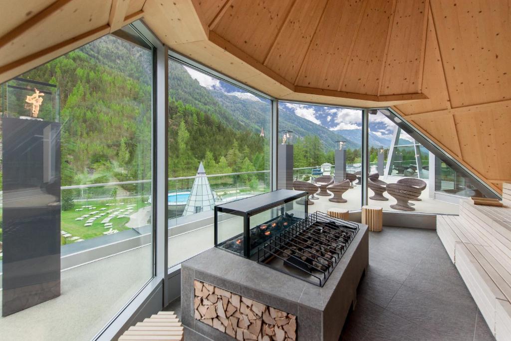 Mūsdienīgs interjers ar lieliem logiem, kas piedāvā skatu uz kalniem un baseinu, ar iekārtotu grilu un ērtām sēdvietām. Ideāla vieta atpūtai un relaksācijai.