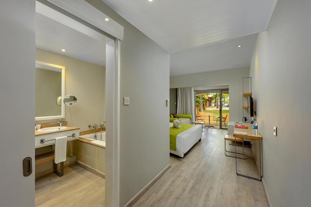 Mūsdienīgs viesnīcas numurs ar atsevišķu vannas istabu un piekļuvi terasei, kur baudīt dabu. Interjers ir gaišs un gaumīgs, ar modernām mēbelēm un ērtu atmosfēru.