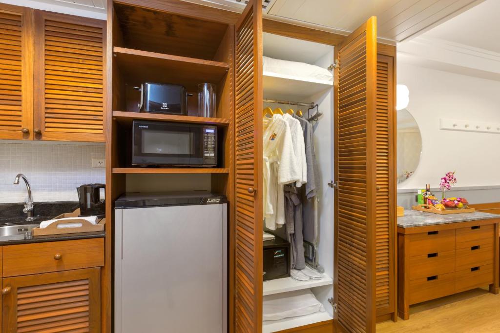 Mūsdienīgs viesnīcas numurs ar koka mēbelēm, mikroviļņu krāsni, ledusskapi un drēbju skapi. Interjers ir ērts un gaumīgs, radot patīkamu atmosfēru.