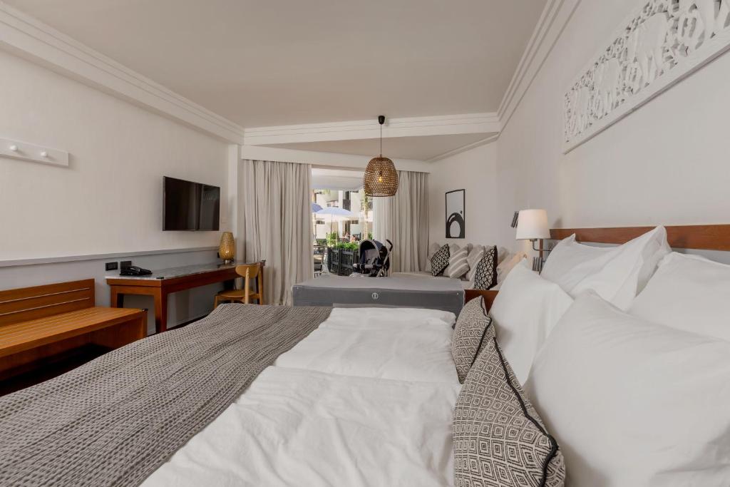 Mūsdienīgs viesnīcas numurs ar divām gultām, televizoru un koka mēbelēm, kas rada mājīgu atmosfēru. Numurā ir piekļuve terasei ar skatu uz āra zonas sēdvietām.