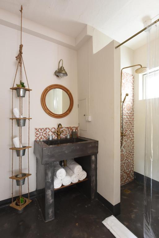 Moderns vannas istabas interjers ar akmens izskatu pie Kaz'alala Hosted B&B.