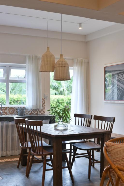 Mājīga virtuve ar koka galdu un krēsliem Kaz'alala Hosted B&B