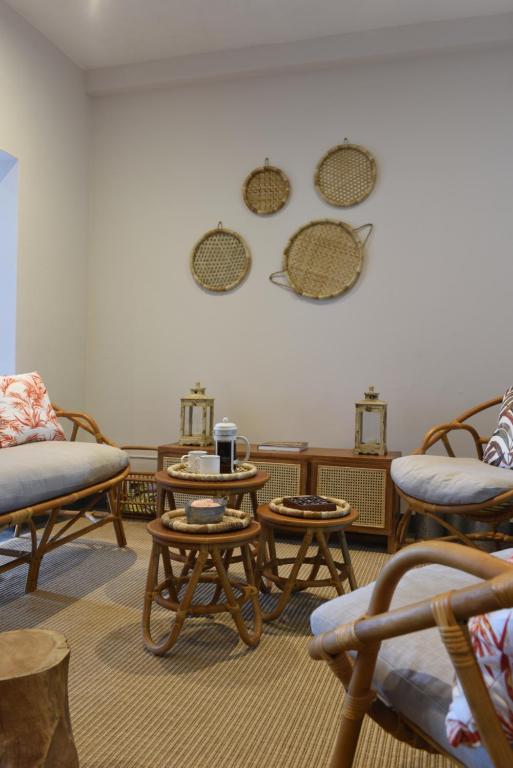 Mierīga atpūtas zona Kaz'alala Hosted B&B ar ratanas mēbelēm.