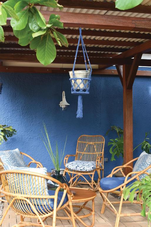 Miera stūrītis ar rattan krēsliem Kaz'alala Hosted B&B