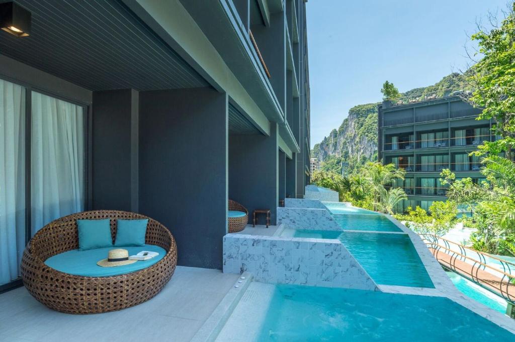 Panan Krabi Resort terase ar baseinu un atpūtas zonas skatu.