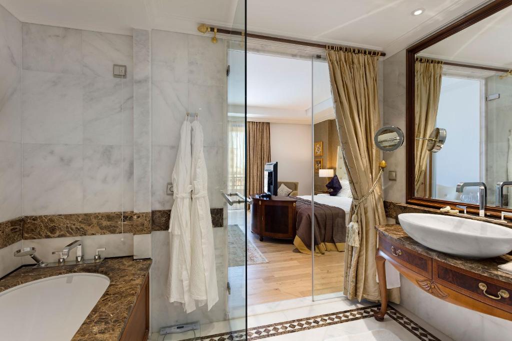 Marmorēta vannas istaba ar luksusa detaļām, Titanic Mardan Palace.