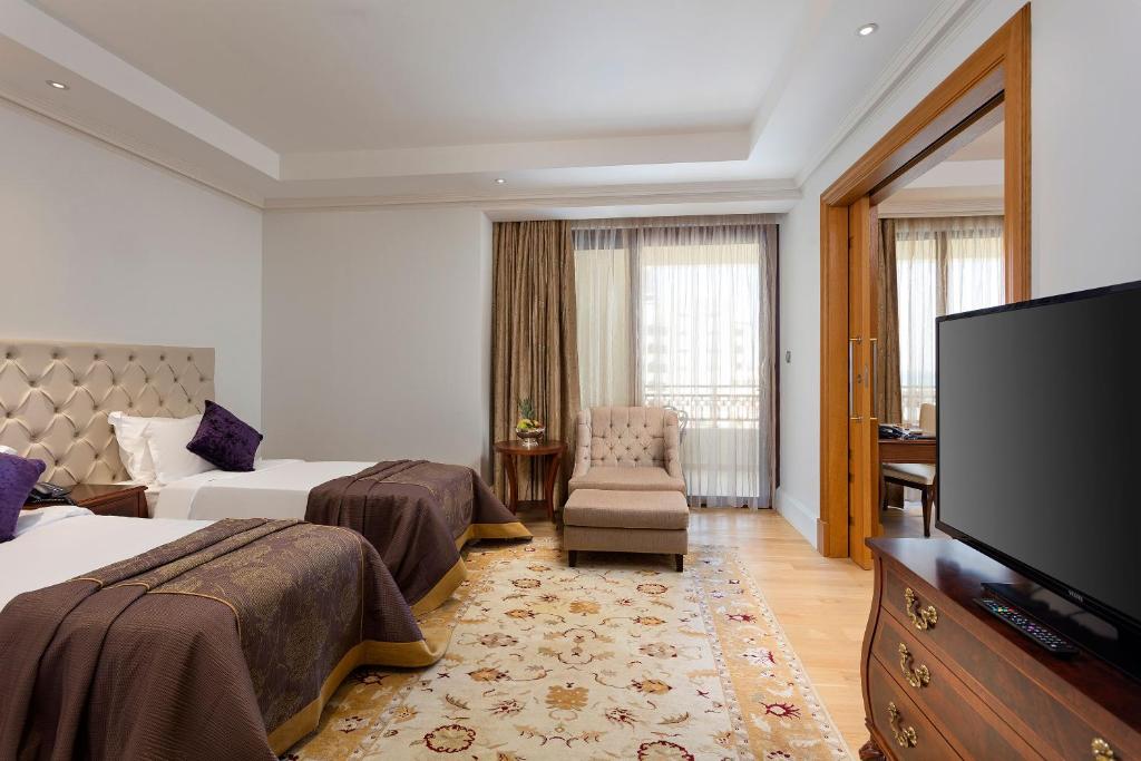 Modernais numurs ar divām gultām Titanic Mardan Palace, gaišs un ērts.