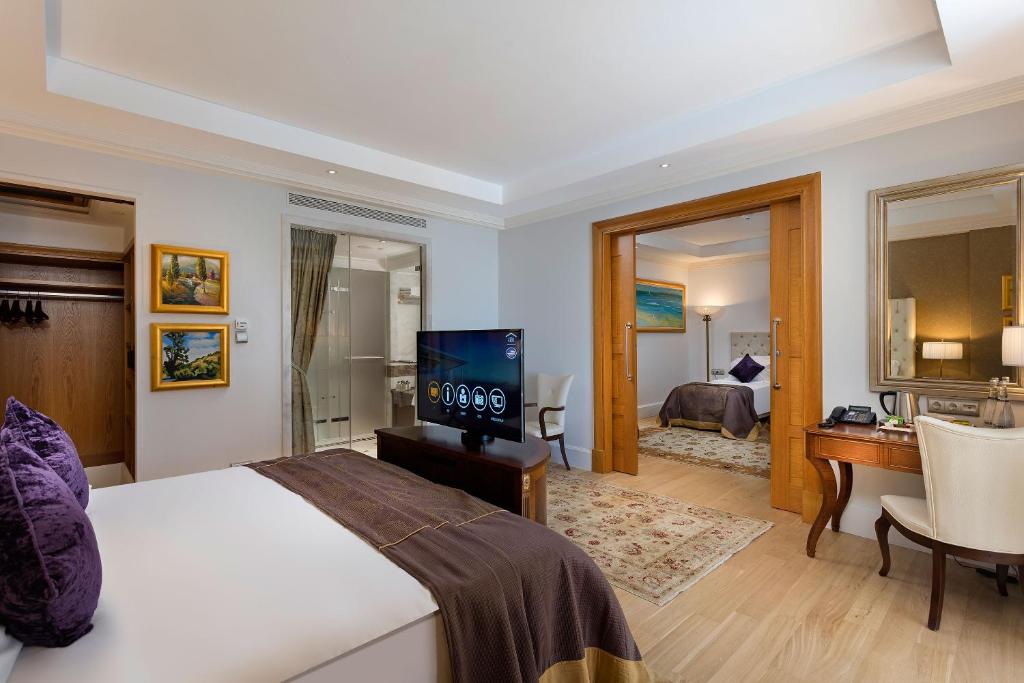 Moderns numurs Titanic Mardan Palace ar TV un mākslas darbiem uz sienām.