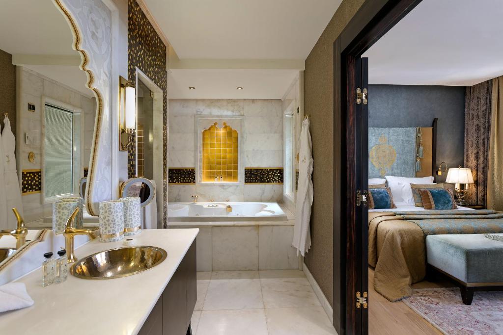 Elegants vannas istaba un numurs Titanic Mardan Palace