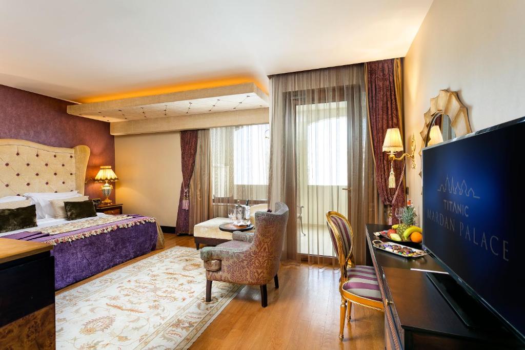 Elegants numurs Titanic Mardan Palace ar mūsdienīgu dizainu un balkonu.