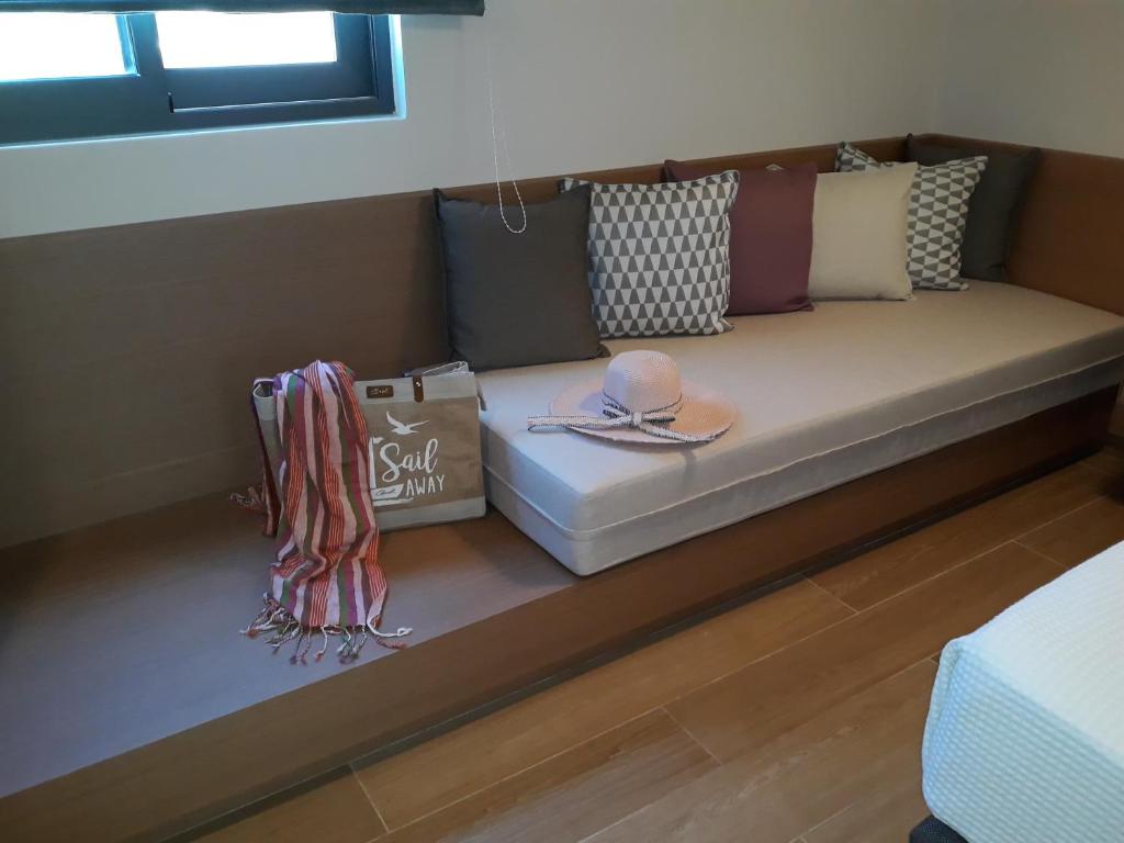 Mūsdienīgas atpūtas zonas interjers ar spilveniem, pludmales cepuri un krāsainu šalli, kas radīs relaksējošu atmosfēru.