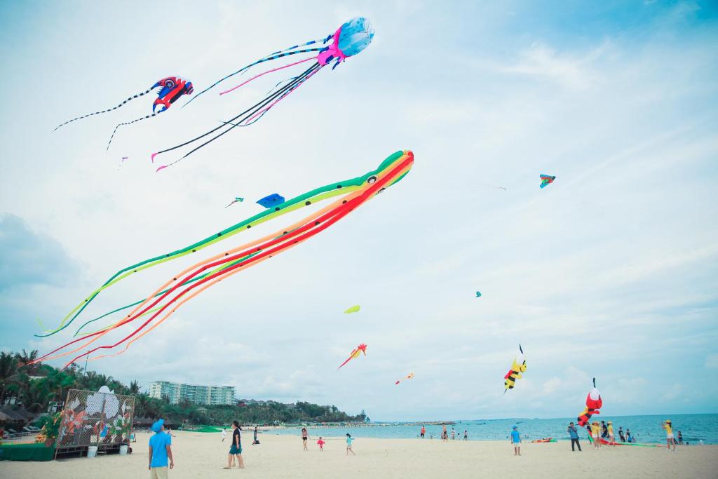 Krāsaini pūķi pludmalē pie The Cliff Resort & Residences.