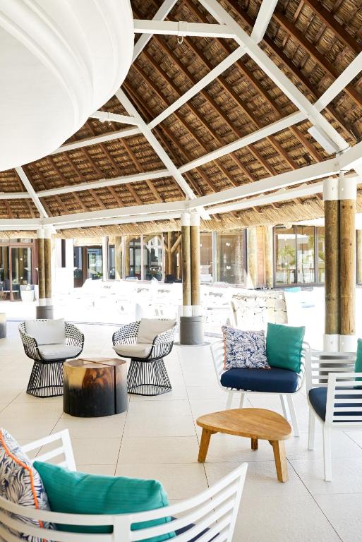 Moderns atpūtas telpas ar elegantu dekoru, kurā ir daudzkrāsaini krēsli un dabīgas materiālu akcenti. Telpa ir gaiša un plaša, ideāla relaksācijai.