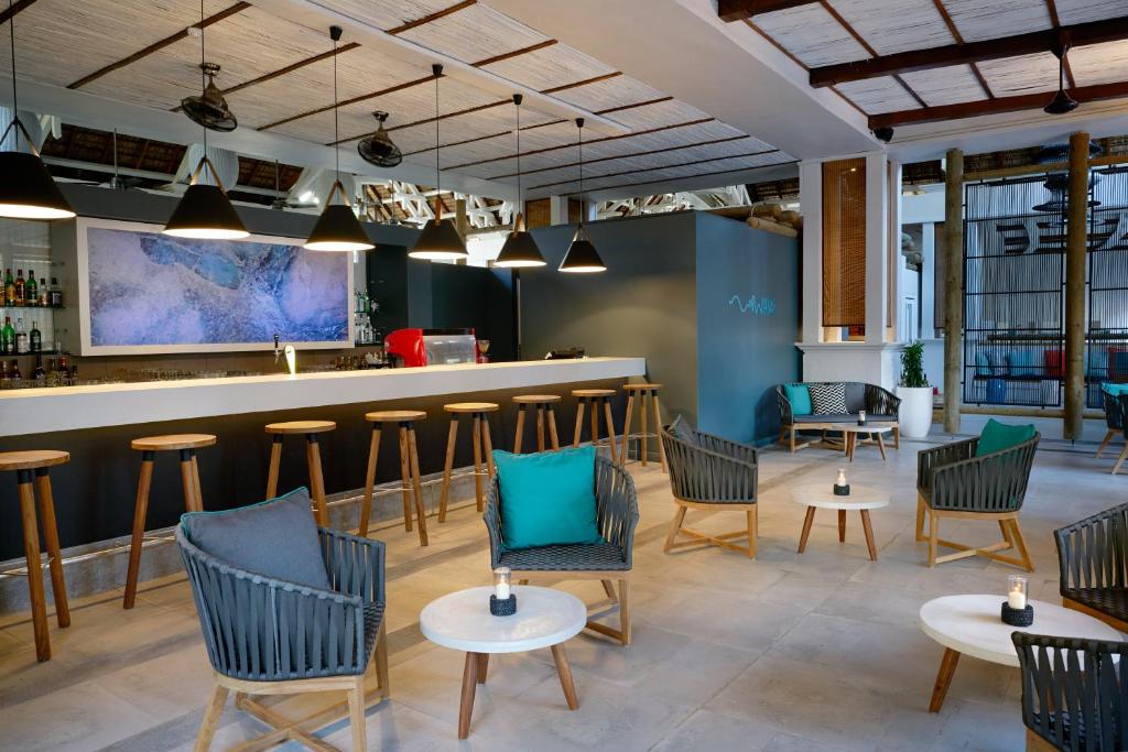 Mūsdienīgs bārs ar stilīgu interjeru, kur gaišs apgaismojums un ērtas sēdvietas rada relaksējošu atmosfēru. Svaiga un modernā dizaina pieeja apvieno koka elementus un mūsdienīgas detaļas.