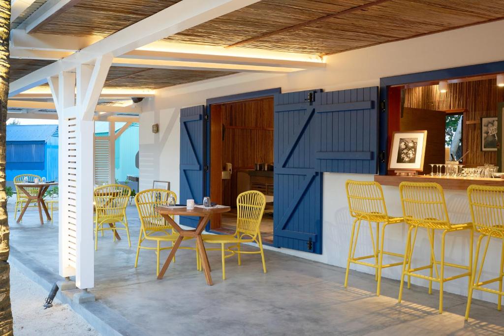 Moderns restorāns ar gaišām dzeltenām krēsliem un koka galdiem. Atvērts bārs un stilīga arhitektūra rada viesmīlīgu atmosfēru.