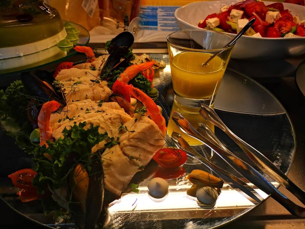 Svaigu jūras velšu un dārzeņu šķīvis ar garnelēm, mīdijām un garšaugiem, papildināts ar želejveida mērci un salātiem. Ideāls ēdiens svinībām vai īpašai reizei.