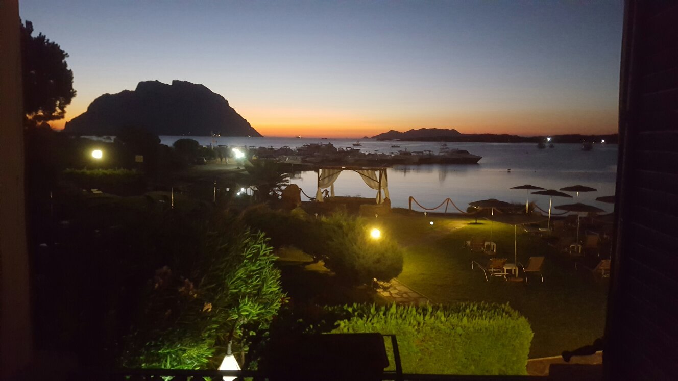 San Paolo viesnīca piekrastē ar saulrieta skatu uz līci.