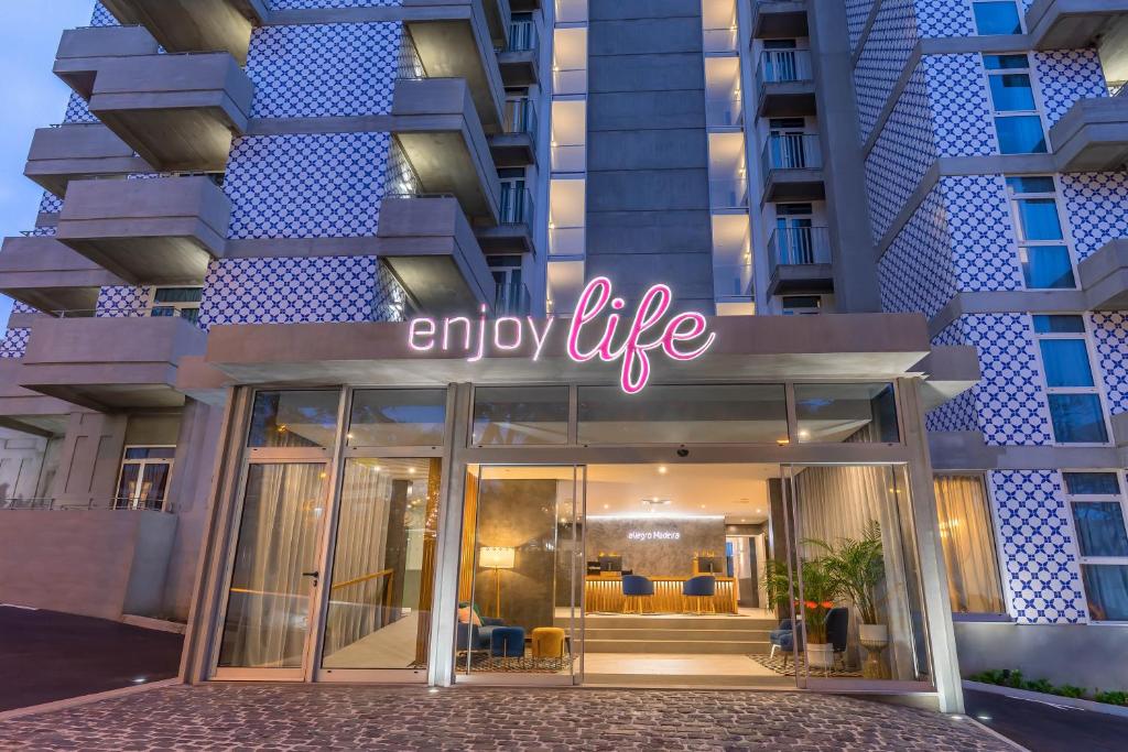 Modernas viesnīcas ieeja ar spilgtu 