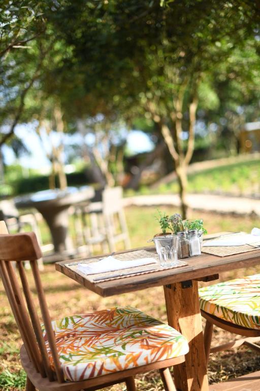 Galda un krēslu komplekts ārā Kaz'alala Hosted B&B dārzā