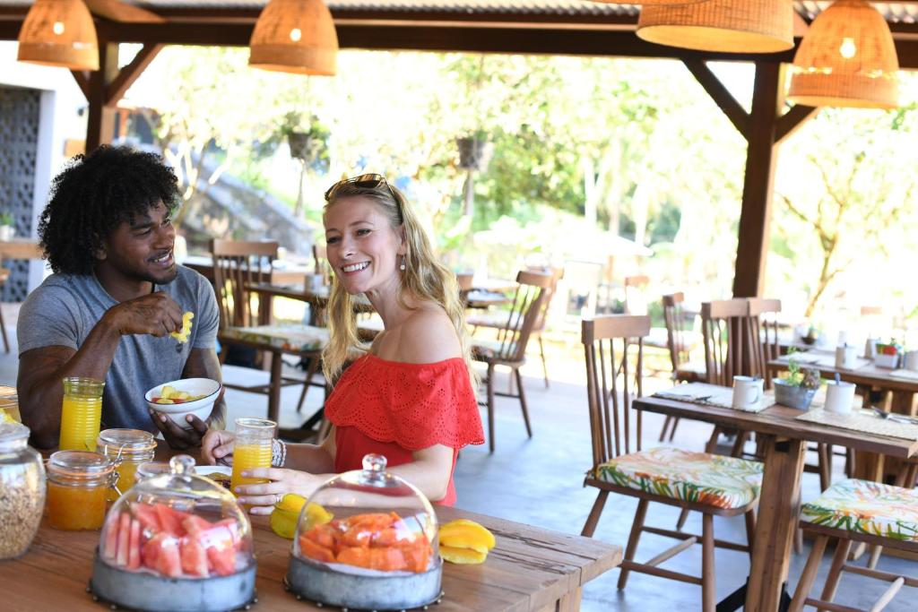 Pāris izbauda brokastis Kaz'alala Hosted B&B, apkalpojot svaigus augļus un dzērienus.