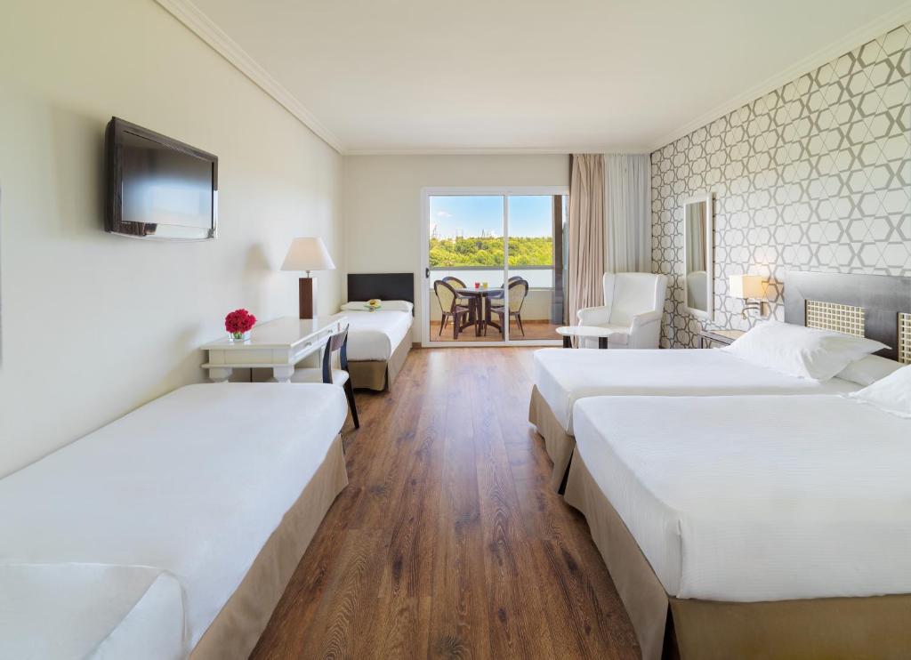 Moderns viesnīcas numurs ar divām gultām, televizoru un balkonu, no kura paveras skats uz dabu. Interjers ir gaišs un ērts, ar koka grīdu un modernām mēbelēm.