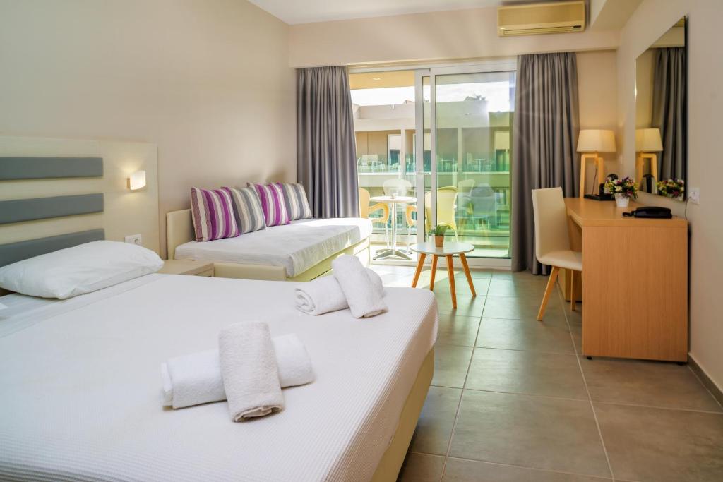 Mūsdienīgs viesnīcas numurs ar divām gultām, balkonā redzama atpūtas zona un darba galds. Interjers ir gaišs un elegants, ar neitrālām krāsām un mūsdienīgiem aksesuāriem.