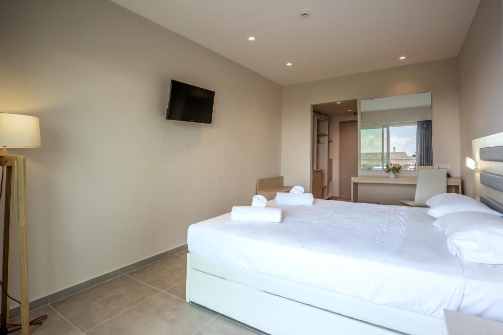 Mūsdienīgs viesnīcas numurs ar divguļamo gultu, televizoru un rakstāmgaldu, kas nodrošina komfortu un ērtības. Interjerā ir gaišas krāsas un minimālistisks dizains.