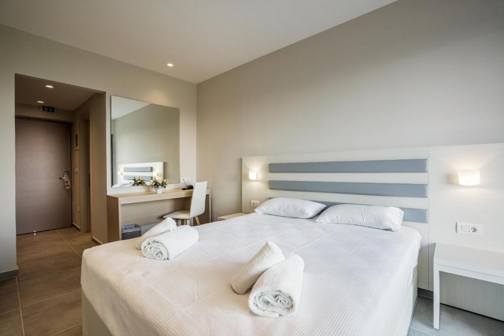 Mūsdienīgs viesnīcas numurs ar plašu gultu, minimālistisku dizainu un dabīgām krāsām, kas rada mierīgu atmosfēru. Numurā ir spogulis, rakstāmgalds un eleganta apgaismojuma sistēma.