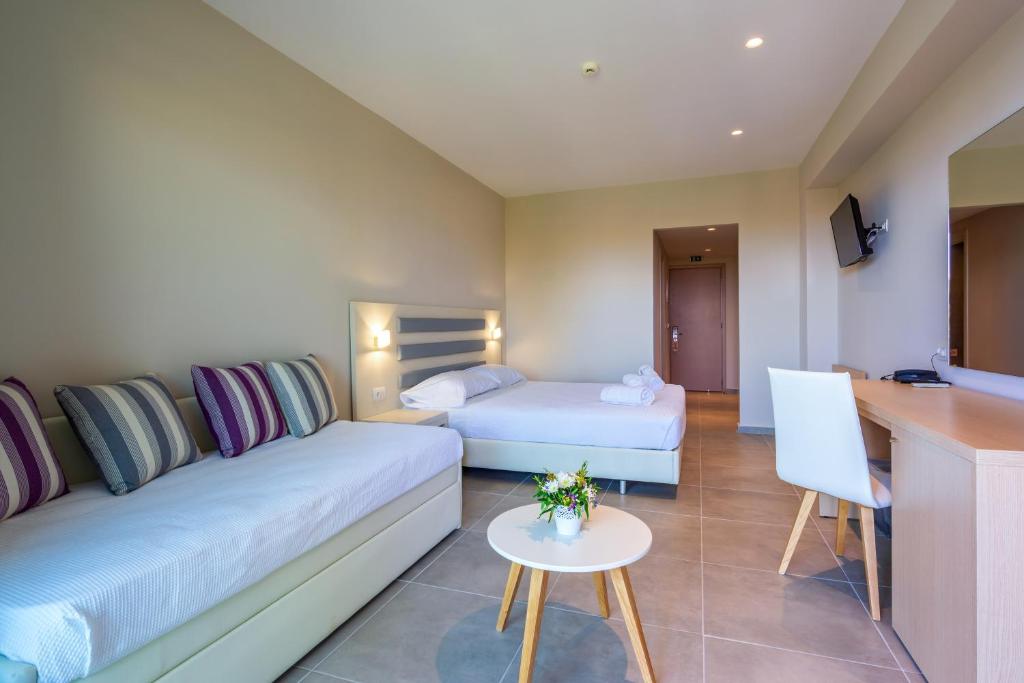 Mūsdienīgs viesnīcas numurs ar divām gultām, dīvānu un darba galdu, kas nodrošina komfortablu vidi atpūtai un darbam. Interjers ir gaišs un elegants, ar modernām mēbelēm un mājīgu atmosfēru.