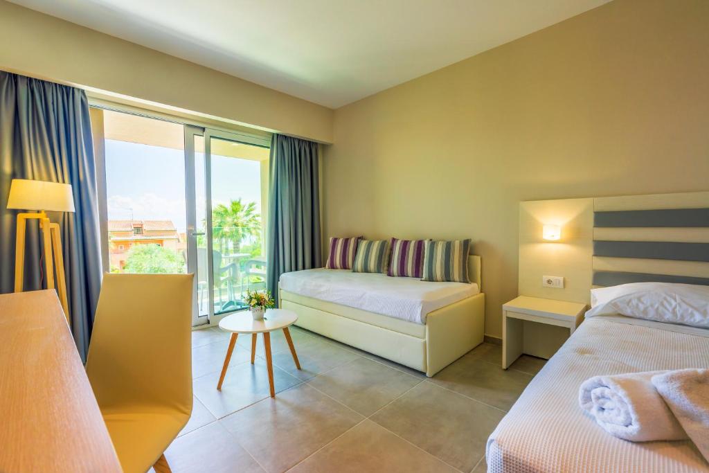 Mūsdienīgs viesnīcas numurs ar divām gultām, rakstāmgaldu un balkona durvīm, caur kurām redzams dārzs. Gaismas toņu interjers radīja patīkamu atmosfēru.