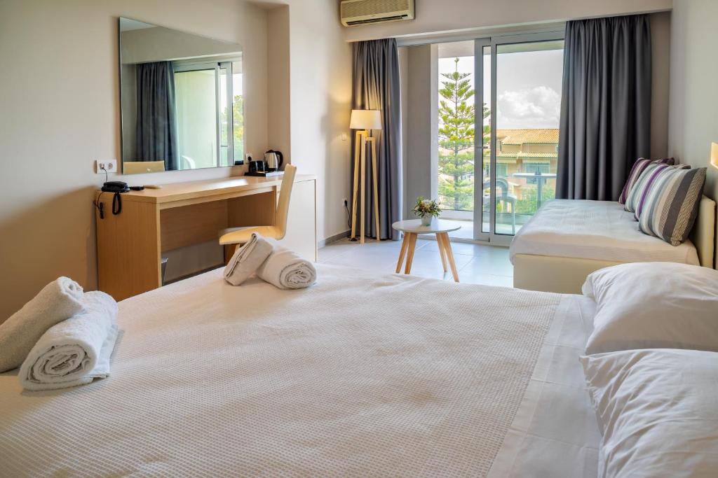 Mūsdienīgs viesnīcas numurs ar divguļamo gultu, rakstāmgaldu un atpūtas zonu, kas piedāvā skatu uz dārzu caur lieliem logiem. Interjers ir gaišs un ērts, ar rakstainām spilvendrānām un dabīgiem elementiem.