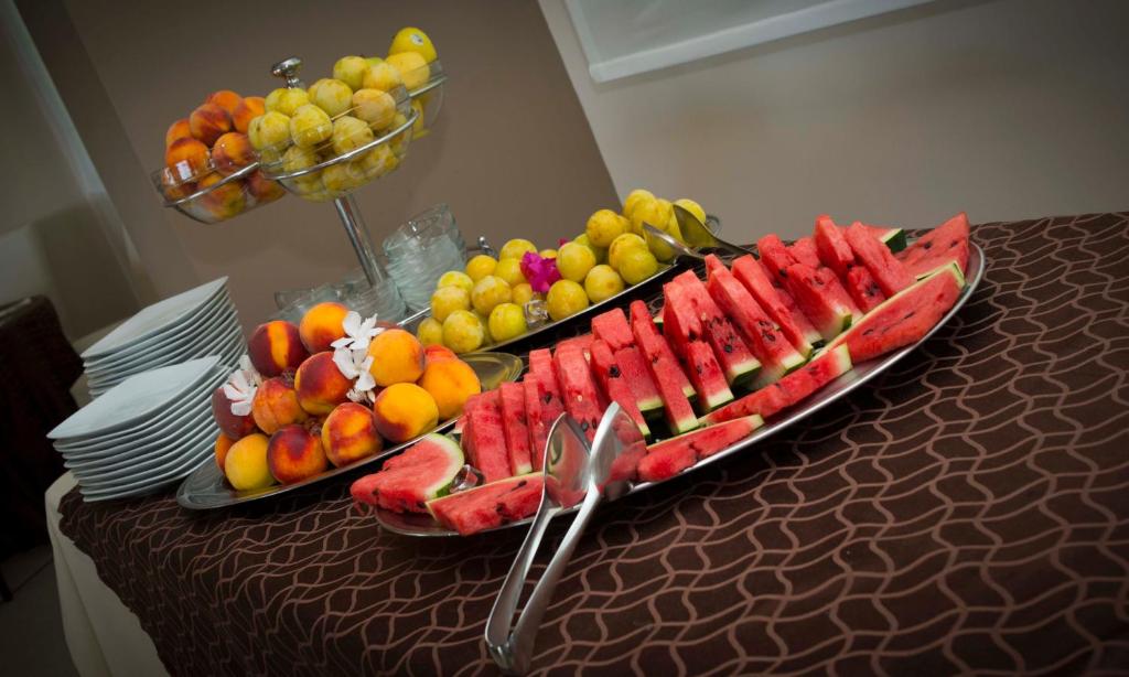 Svaigu augļu bufete ar ūdensmeloniem, persikiem un citām sezonālām delikatesēm. Ideāli piemērota vasaras pasākumiem un svinībām.