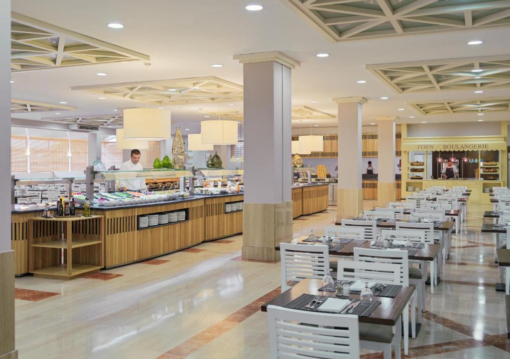 Mūsdienīgs restorāns ar plašu bufetes galdu, kur šefpavārs gatavo ēdienus, un elegantām pusdienošanas vietām. Gaisotne ir patīkama un ērta, ideāli piemērota maltīšu baudīšanai.