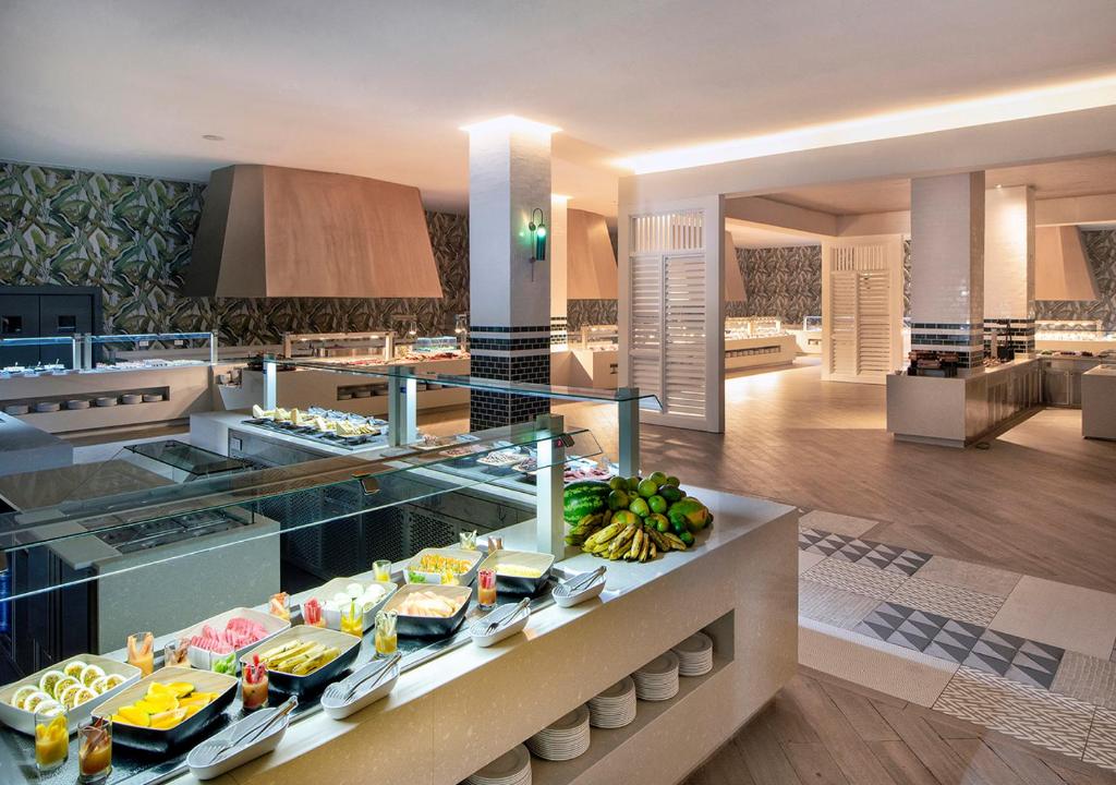 Mūsdienīgs restorāns ar plašu bufeti un dažādiem ēdieniem, ieskaitot augļus un desertus. Interjers ir gaišs un stilīgs, radot patīkamu atmosfēru.