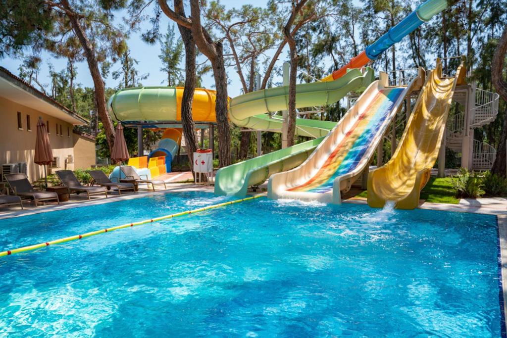 Baseins ar aizraujošiem ūdens slidkalniņiem un saulainu vidi, ideāls atpūtai un izklaidei. Apzaļumots apkārtējais teritorija un komfortabli sauļošanās krēsli.