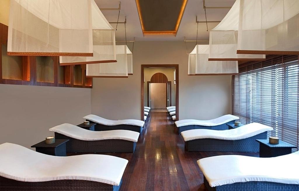 Mūsdienīgs spa telpas interjers ar ērtām atpūtas gultām un harmonisku atmosfēru. Gaismas un tekstūras kombinācija rada relaksējošu vidi.