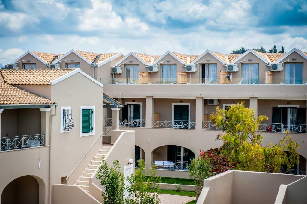 Amour Holiday Resort fasāde ar numuriem un balkoniem