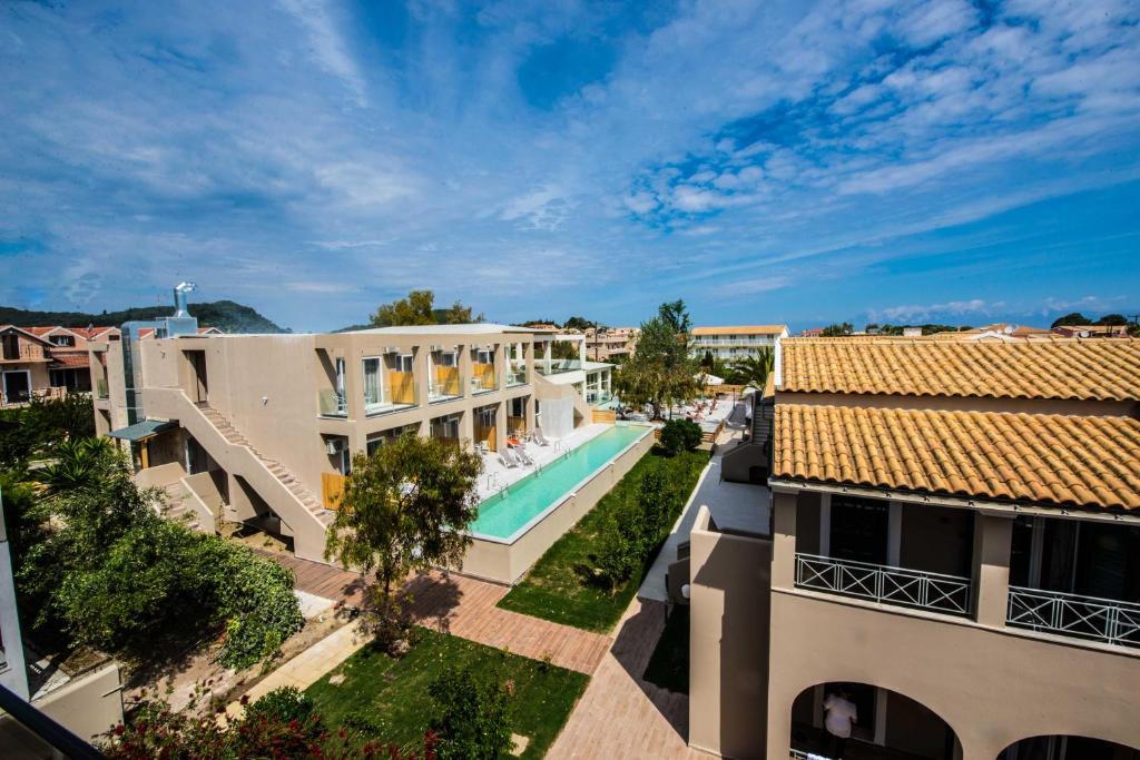 Amour Holiday Resort skats ar baseinu un dārzu.