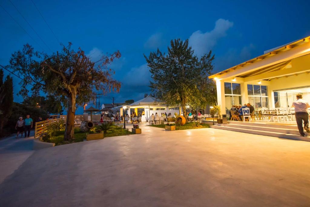 Amour Holiday Resort ārējais laukums vakara laikā